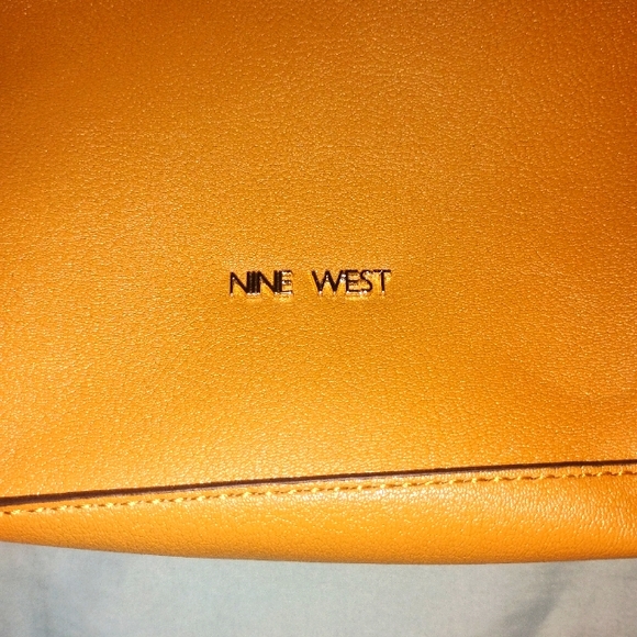 EUC Nine West Camel Tan Large Purse 2 Inside Pockets & Zipper Part Inside - Picture 2 of 5